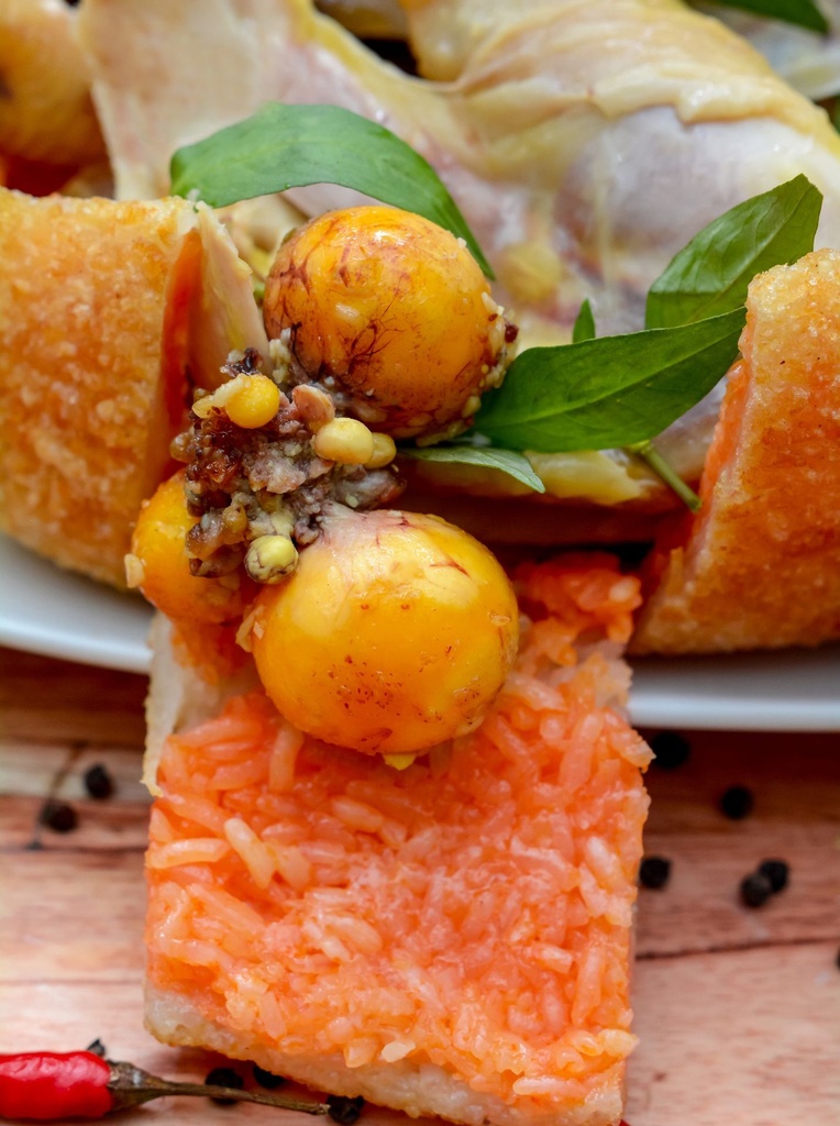 GÀ BÓ XÔI 2 MÀU ÔM TRỨNG HẠT SEN